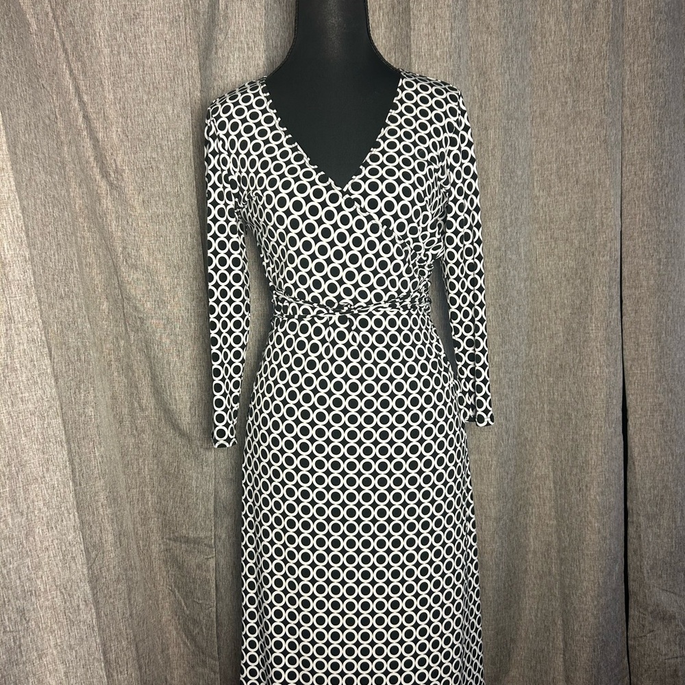 Laundry By Shelli Segal Black and White V-Neck Sheath Dress